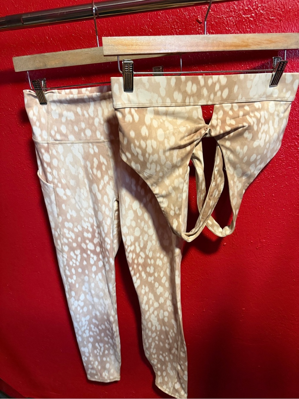 94. NWT Fabletics Beige Spotted Women's Leggings with matching bracelet